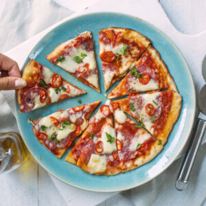 CALZONE POLLO Dubbelgevouwen pizza mettomatensaus, kaas, kip, paprika,champignons en ui